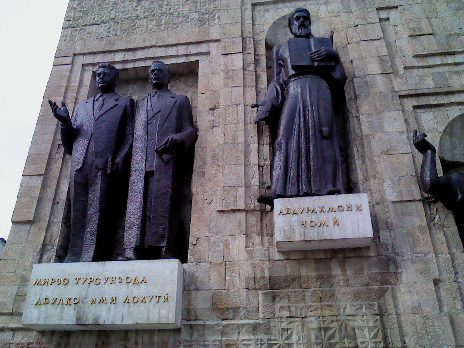 Rechts oben: Dschâmî-Statue an der Fassade der Tadschikischen Schriftstellerunion